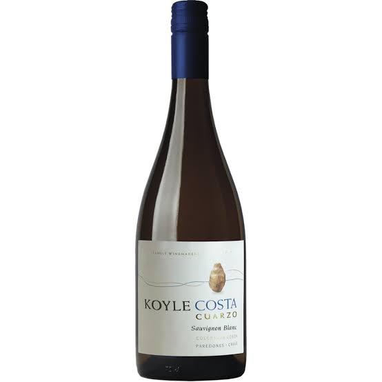 Glass of Koyle Costa Cuarzo Sauvignon Blanc wine in a clear glass, with a pale yellow color and a white wine background.